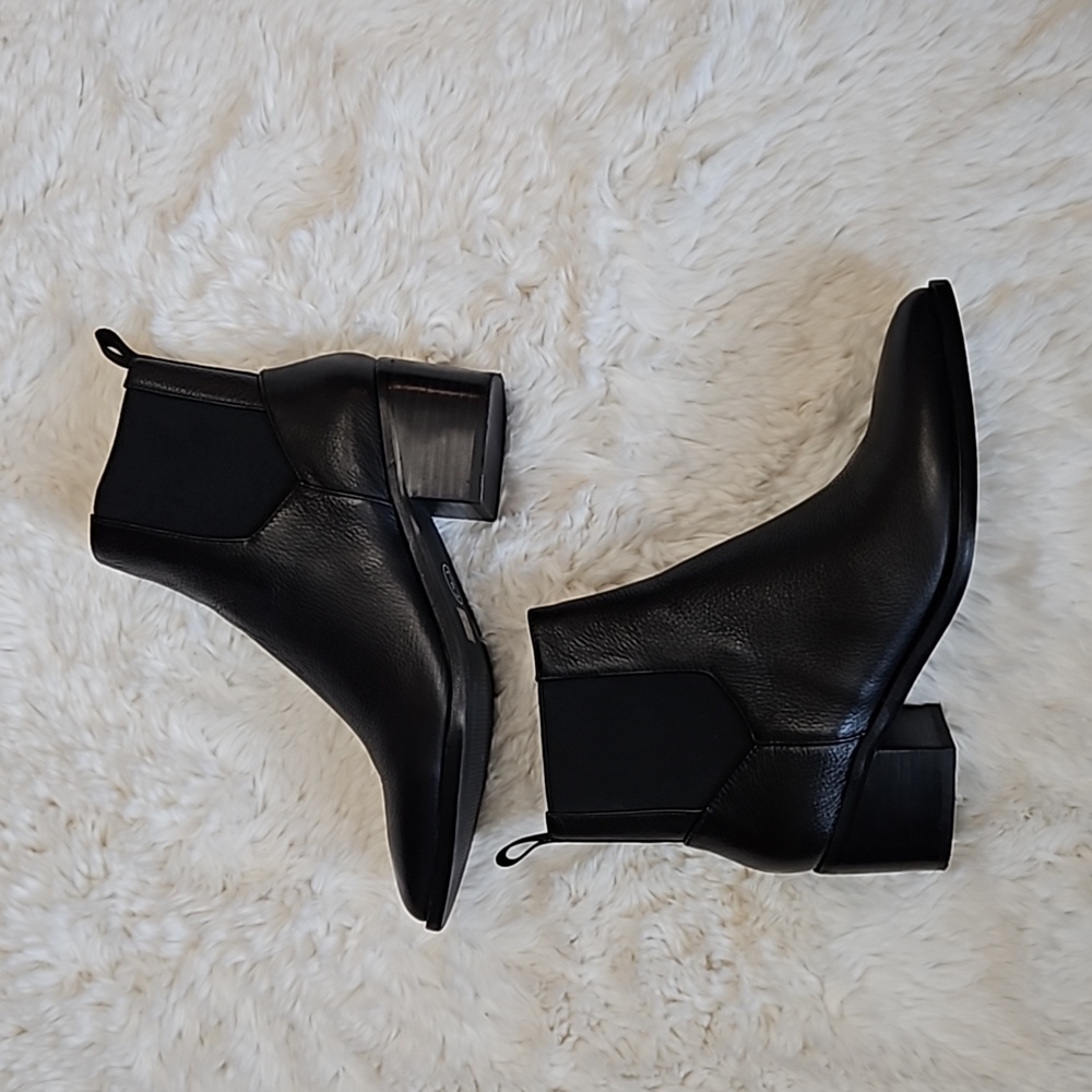 *SOLD* Chinese Filip Black Bootie, size 6, Like new with original box - Picture 3 of 12